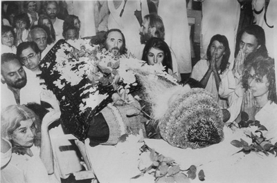 Swami Satya Vedant carrying Osho's body